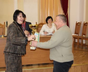 Ректор професор Надія Скотна вітає з перемогою у футзальному турнірі капітана команди ДДПУ доцента Анатолія Веселовського