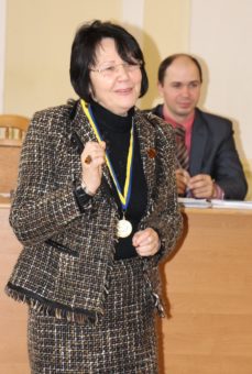 Ректор професор Надія Скотна отримала нагороду за перемогу збірної команди університету в футзальному турнірі