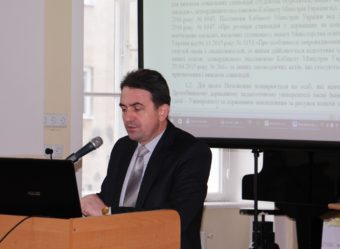 Проректор з науково-педагогічної роботи доцент Володимир Шаран пропонує до розгляду Положення про призначення та виплату стипендій студентам, аспірантам, докторантам ДДПУ ім. І. Франка