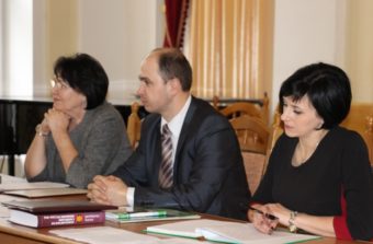 На фото (зліва направо) голова вченої ради професор Надія Скотна, секретар вченої ради доцент Микола Галів та технічний секретар Ірина Патен