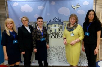 На фото (зліва направо): методист відділу аспірантури, докторантури та наукової роботи Леся Перхун, доценти Ірина Мірчук і Оксана Зелена, професор Світлана Щудло та доцент Зоряна Гнатів