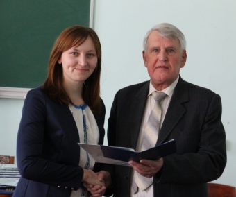 Директор Центру перепідготовки та післядипломної освіти доцент Петро Фещенко вручає дипломи випускникам