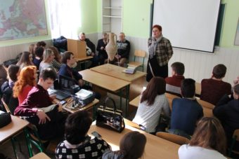 Доцент Світлана Біла вітає учнів на конференції