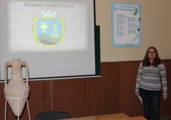 Доповідь про місто Борислав виголошує студентка Лідія Мазурчак