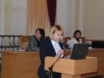 Головний бухгалтер Світлана Черевко пропонує до розгляду вченій раді кошторис університету на 2017 р.