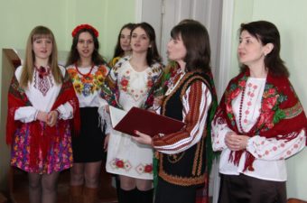 Лунає колядка