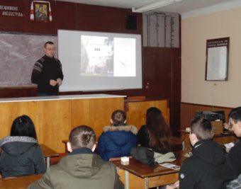 Про археологічні знахідки розповідає учням ЗОШ № 16 викладач Василь Менько