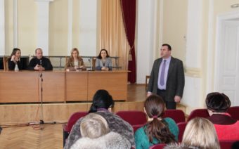 Проректор з науково-педагогічної роботи доцент Юрій Вовк вітає учасників та гостей семінару