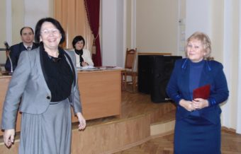 Ректор професор Надія Скотна вітає професора Тетяну Логвиненко