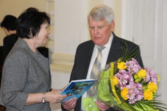 Ректор професор Надія Скотна вручає подяку доценту Петру Фещенку