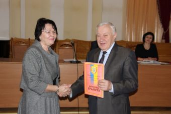 Ректор професор Надія Скотна нагороджує професора Степана Дацюка