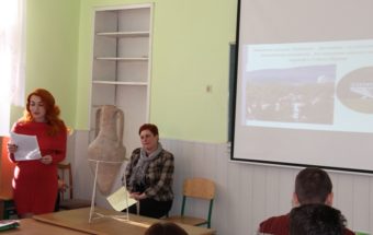 Студентка Аліна Звіринська ознайомлює учнів з історією міста Трускавець