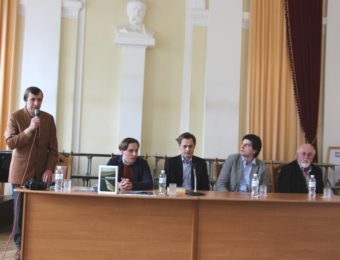 На фото (зліва направо): доцент Ярослав Лопушанський, Андрій Любка, Юрко Прохасько, Ришард Купідура, Юрій Винничук.