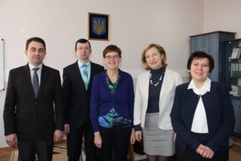 На фото (зліва направо) доцент Володимир Шаран, доцент Віталій Філь, професор Лізет Пітельйон, лікар Світлана Мусіна та доцент Світлана Волошанська