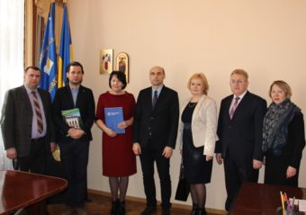 На фото (зліва направо): доцент Юрій Вовк, доктор Павло Трефлер, професори Надія Скотна, Пьотр Длугош, Леся Кравченко, Ярослав Яремко, доцент Віра Меньок.