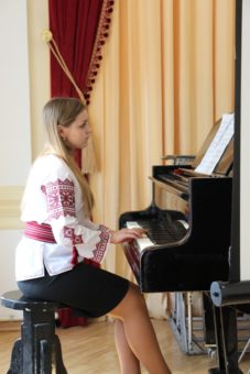 Виступ студентки Ірини Лужецької