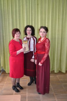 Чемерис Наталія, Чопик Світлана отримують грамоту за ІІ місце від професора Марії Федурко