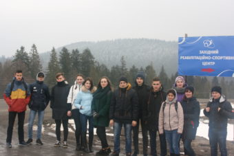 група ФР-13Б при вході в Центр