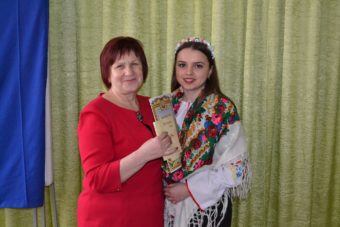 Іванець Ярина (ІІІ місце) і професор Марія Федурко