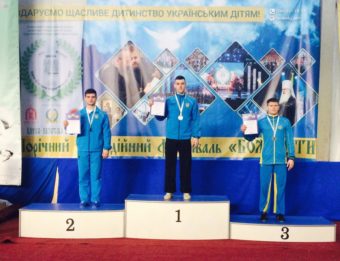 Переможець 13 Універсіади України з ушу Фегецин Андрій (в центрі)