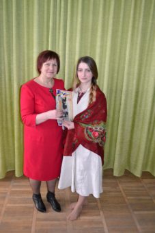 Переможницю Ірину Мотиль вітає професор Марія Федурко