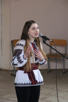 Слово про рідну мову виголошує студентка 2 курсу Ірина Мотиль