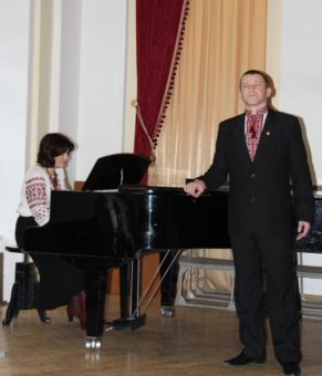 Співає викладач Андрій Боженський
