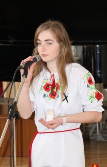 Студентка Ольга Федьович читає вірш «Пливуть човни…»