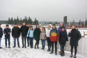 Студенти на біатлонному стадіоні