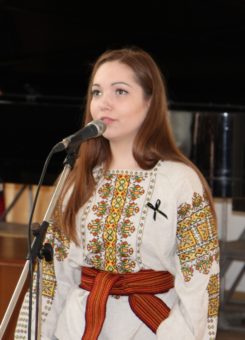 Вірш «Весна, заплакана дощами» у виконанні студентки Христини Лапчук