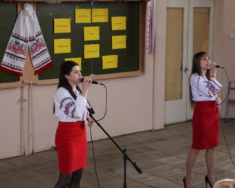 Виступ гостей свята із соціально-гуманітарного факультету Уляни Барило та Ірини Навроцької