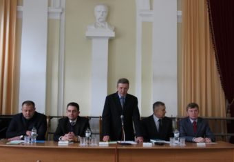 Президія конференції (зліва направо): заступник голови міста Дрогобич Василь Качмар, проректор з науково-педагогічної роботи доцент Володимир Шаран, професор Василь Футала, директор Інституту українознавства ім. І.П. Крип’якевича НАН України професор Микола Литвин, завідувач кафедри історичного краєзнавства ЛНУ ім. І. Франка професор Віктор Голубко