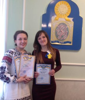 Переможці ІІ етапу Всеукраїнської студентської олімпіади зі спеціальності «Початкова освіта», Оксана Кулик і Василина Курах.