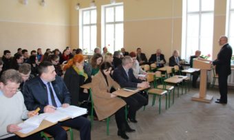 Професор Леонід Тимошенко вітає учасників XXVIII Наукової сесії НТШ