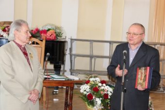 Від імені директорів інститутів та деканів факультетів ювіляра вітає професор Леонід Тимошенко