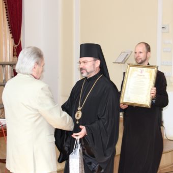 Владика Ярослав Приріз та капелан університету отець Олег Кекош вітають ювіляра