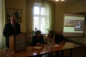 Доцент О. Матрошилін доповідає про алкоголь як проблему здоров’я.