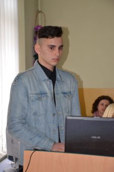Із доповіддю виступає Стівен Глуханюк, учень Дрогобицької спеціалізованої школи № 2