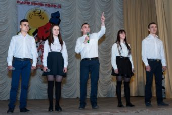 На сцені команда філолологічного факультету «Як Діти»