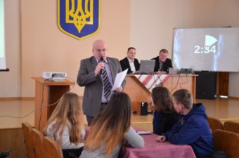 Завідувач кафедри економічної кібернетики та інноватики професор Богдан Кишакевич проводить перший раунд