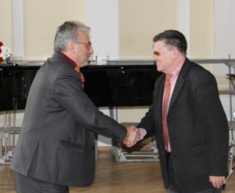 Проректор ЛНМА ім. М. Лисенка лауреат Національної премій ім. Т. Шевченка Віктор Камінський вітає ювілярів