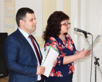 Ведучі святкової ювілейної академії старший викладач Ігор Розлуцький та доцент Марія Стецик