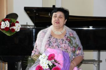 Професор Прикарпатського національного педагогічного університету ім. В. Стефаника Ганна Карась вітає ювіляра