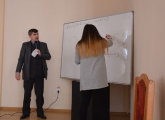 Доцент Роман Кубай слідкує за розв’язанням задачі