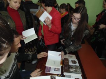 Мирослав Дочинець підписує книги напам’ять