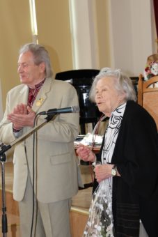 Професор Людмила Краснова вітає свого учня Михайла Шалату