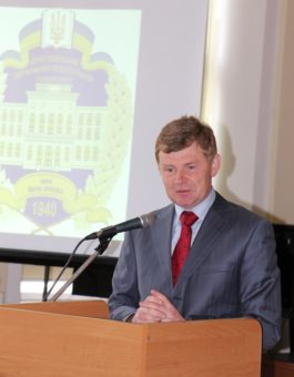 Доповідь виголошує завідувач кафедри історичного краєзнавства ЛНУ ім. І. Франка професор Віктор Голубко