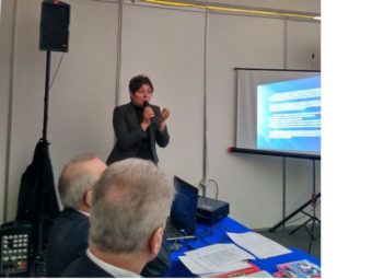 Із доповіддю виступає доцент Олена Волошин