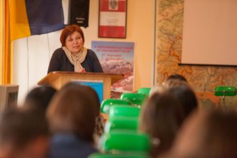 Від оргкомітету гостей вітає завідувач кафедри практики англійської мови, доц. Ірина Сирко