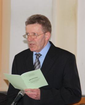 Відкриває пленарне засідання завідувач кафедри нової та новітньої історії України професор Василь Футала